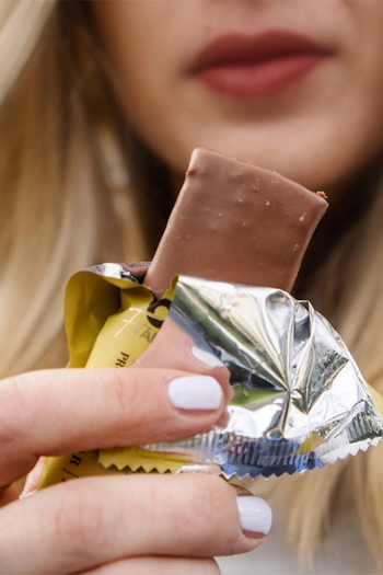 Proteinska pločica sa zaslađivačem, banana i kikiriki