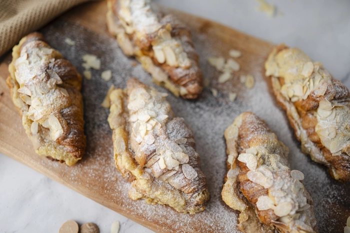 kroasani s bademima i bam nougat cokoladom (dvaput peceni)